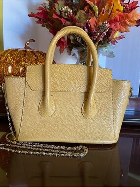 Vera Pelle mustard yellow handbag with dainty gold chain